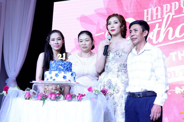Hình ảnh Đặng Thu Thảo bên bố mẹ và chị gái khi đón sinh nhật lần thứ 21. Ảnh: Khampha