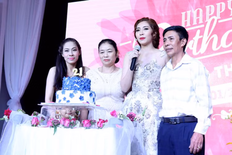 Hình ảnh Đặng Thu Thảo bên bố mẹ và chị gái khi đón sinh nhật lần thứ 21. Ảnh: Khampha