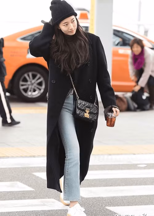 Suzy: Trái với ngoại hình nữ thần, Suzy có phong cách thời trang đời thường khá nam tính. Bộ trang phục được yêu thích nhất nửa đầu năm 2018 của cô cũng mang nhiều nét tomboy quen thuộc với giày thể thao bệt và mũ len trơn màu đen. Tuy nhiên, áo khoác dại dài cùng chiếc túi mang phong cách sang trọng đã mang đến vẻ ngoài thanh lịch cho nữ thần tượng 24 tuổi.