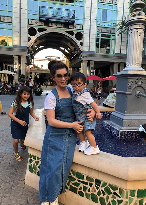 Bà xã của Đan Trường diện đồ đôi cùng con trai gần 2 tuổi.