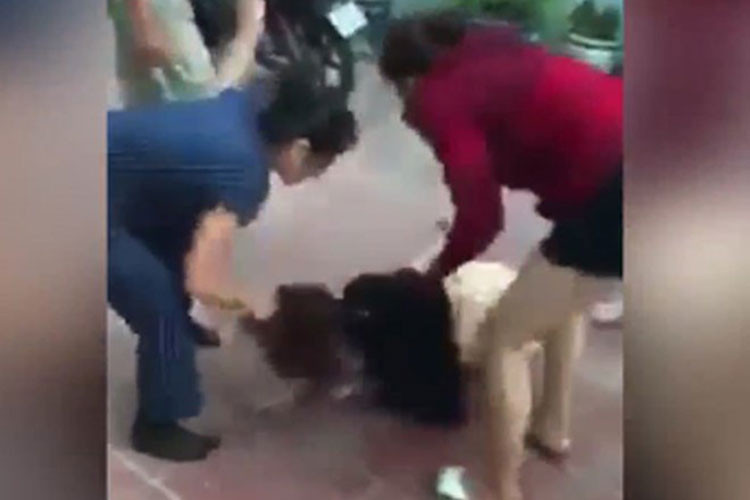 Dư luận vẫn chưa nguôi sau hàng loạt vụ đánh ghen, hành hạ tình địch xảy ra ở Cà Mau, Thanh Hóa, Thái Nguyên, Hà Nội... thời gian qua, mới đây, tại địa bàn phường Cao Thắng, TP Hạ Long (tỉnh Quảng Ninh) tiếp tục xảy ra một vụ đánh ghen dã man. Trong đoạn clip dài 17 phút được lan truyền trên mạng xã hội, một cô gái trẻ bị nhiều người kéo từ trong nhà trọ ra ngoài đường lột quần áo và hành hung dã man. (Ảnh chụp từ clip vụ đánh ghen trên địa bàn phường Cao Thắng)