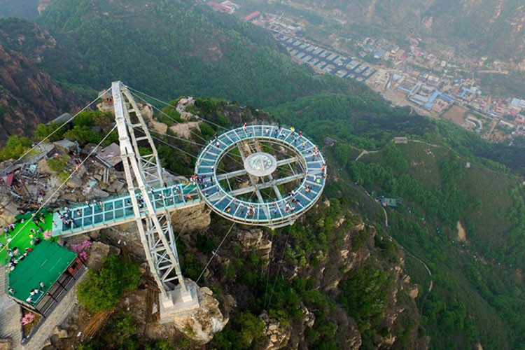 Shilinxia Glass Viewing Platform: Cách trung tâm Bắc Kinh khoảng 100 km, công trình này còn có tên khác là "Chiếc đĩa bay". Hệ thống này nằm nhô khỏi vách đá 32,8 m, bên dưới là vực sâu 396 m. Ảnh: Feel-planet.com.