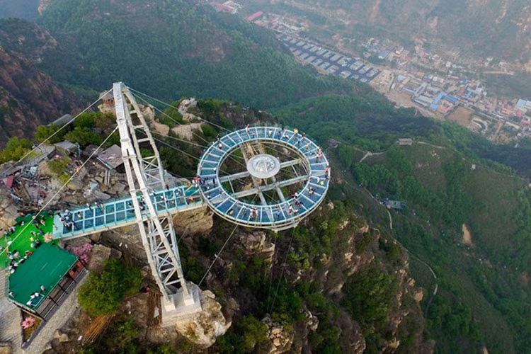 Shilinxia Glass Viewing Platform: Cách trung tâm Bắc Kinh khoảng 100 km, công trình này còn có tên khác là "Chiếc đĩa bay". Hệ thống này nằm nhô khỏi vách đá 32,8 m, bên dưới là vực sâu 396 m. Ảnh: Feel-planet.com.