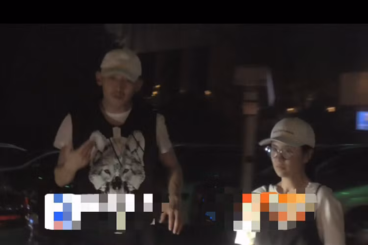 Tháng 2/2018, Nhiếp Viễn bị bắt gặp qua đêm cùng một cô gái trẻ, dấy nghi vấn ngoại tình. Bên cạnh đó, một số nguồn tin tiết lộ anh đã ly thân với người vợ thứ hai Tần Tử Việt từ lâu. Ảnh: Sina