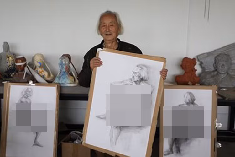 Ở tỉnh Tứ Xuyên (Trung Quốc), cụ ông 89 tuổi Vương Tử Trung làm người mẫu nude đã được 6 năm bất chấp sự phản đối của các con. Ảnh: VOV