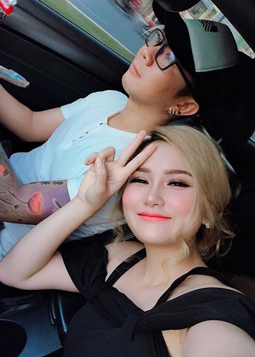 Khánh Đơn tấm tắc khen bạn gái cá tính, nấu ăn ngon, đảm đang việc nhà và khéo chăm trẻ con.