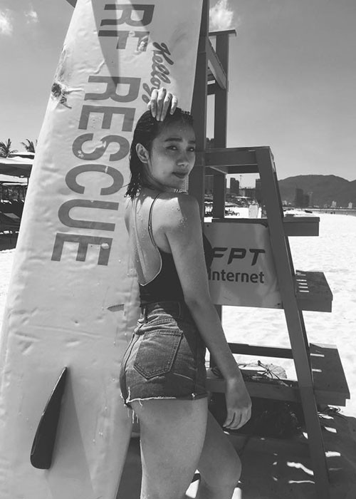 Vũ công Phạm Lịch diện trang phục gợi cảm.