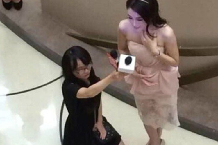 Tên tuổi của Tần Lam bị ảnh hưởng nhiều nhất khi cô để trợ lý quỳ gối cầm mic cho cô trả lời phỏng vấn. Từ ngôi sao hạng A, người đẹp tụt xuống thành diễn viên tuyến C. Ảnh: Sina