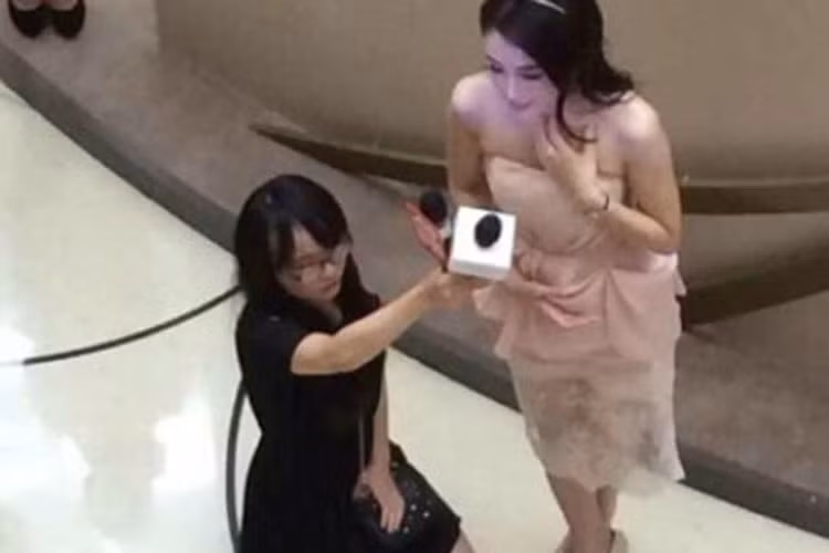 Tên tuổi của Tần Lam bị ảnh hưởng nhiều nhất khi cô để trợ lý quỳ gối cầm mic cho cô trả lời phỏng vấn. Từ ngôi sao hạng A, người đẹp tụt xuống thành diễn viên tuyến C. Ảnh: Sina