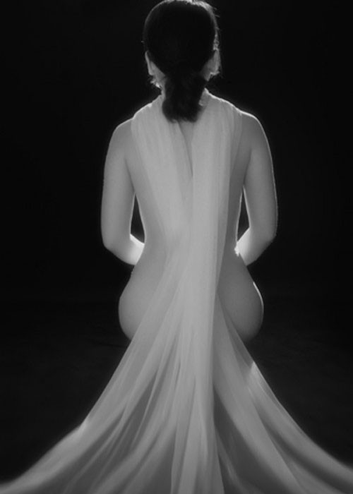 Đỗ Thùy Mai là nữ tác giả duy nhất tại triển lãm. Trong ảnh là tác phẩm "Đường nét của tạo hóa" do nữ nghệ sĩ thực hiện. Ảnh: Doisongphapluat