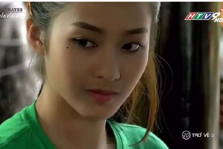 Năm 2013, Khả Ngân lấn sân đóng phim với vai diễn đầu tiên cũng là vai nữ chính trong bộ phim “Trở về 3”. Ảnh: chụp màn hình