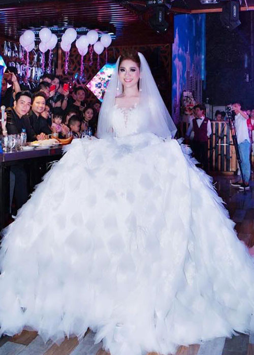 Hôn nhân viên mãn, nữ ca sĩ chuyển giới lúc nào cũng rạng rỡ.