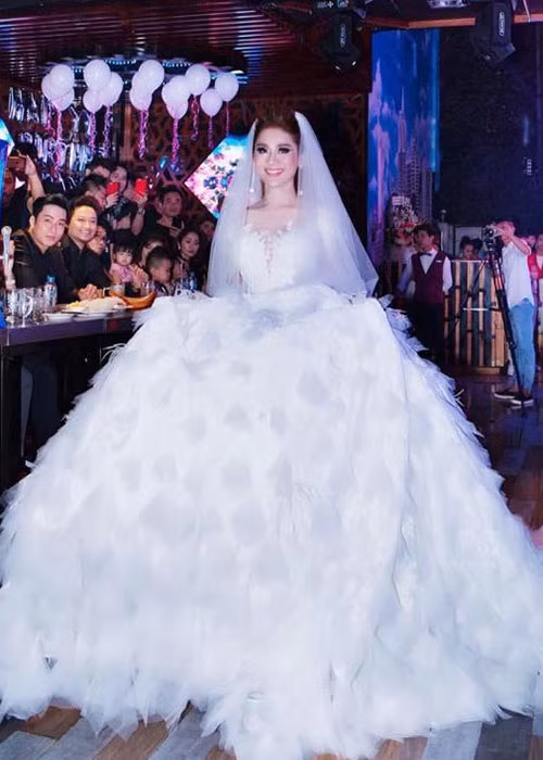 Hôn nhân viên mãn, nữ ca sĩ chuyển giới lúc nào cũng rạng rỡ.