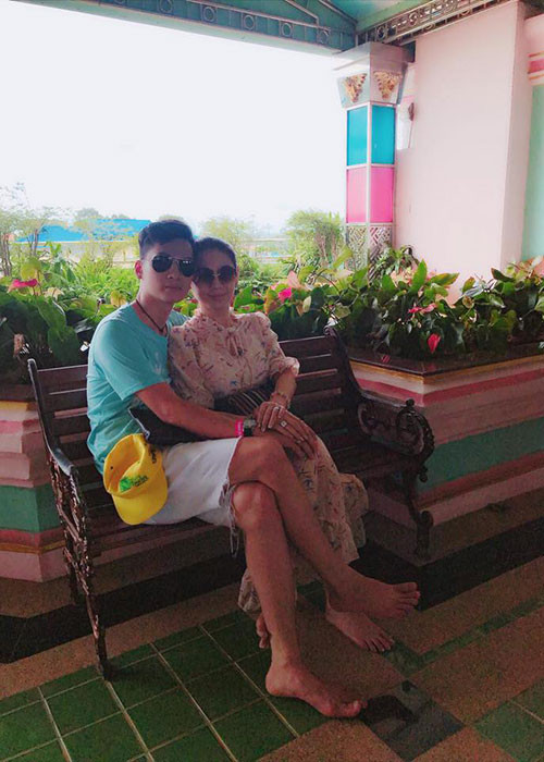 Nữ ca sĩ chuyển giới và ông xã dính như sam trong chuyến du lịch Thái Lan.