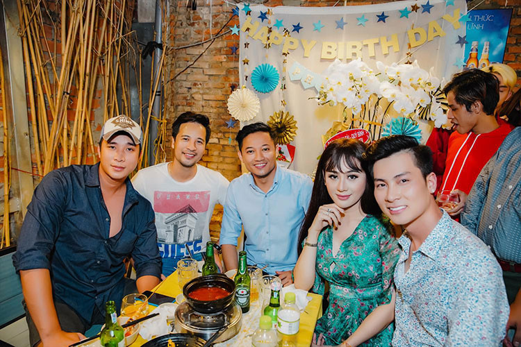 Sau nhiều sóng gió trong đường tình duyên, Lâm Khánh Chi cuối cùng đã tìm được người chồng tâm lý, thật lòng yêu thương cô.