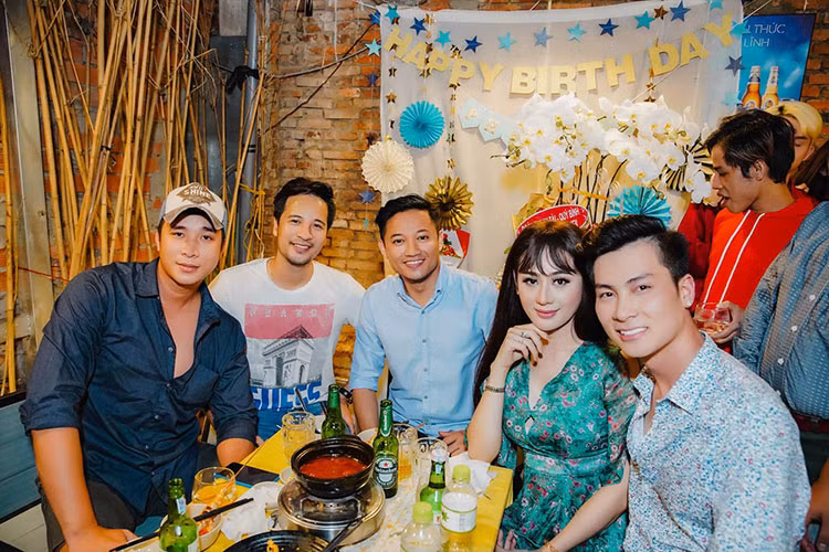 Sau nhiều sóng gió trong đường tình duyên, Lâm Khánh Chi cuối cùng đã tìm được người chồng tâm lý, thật lòng yêu thương cô.