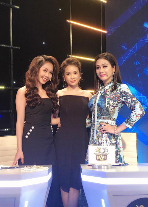 Sau khi lấy chồng, người đẹp Lâm Khánh Chi vẫn miệt mài đi hát, tham gia gameshow.