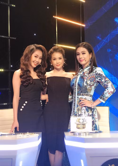 Sau khi lấy chồng, người đẹp Lâm Khánh Chi vẫn miệt mài đi hát, tham gia gameshow.