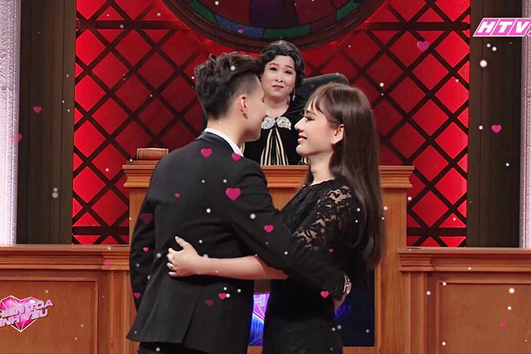 Nói về chuyện con cái, Trần Phi Hùng từng chia sẻ anh không buồn khi Lâm Khánh Chi không thể sinh con, hai vợ chồng có thể sẽ đi xin con nuôi.