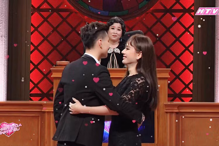 Nói về chuyện con cái, Trần Phi Hùng từng chia sẻ anh không buồn khi Lâm Khánh Chi không thể sinh con, hai vợ chồng có thể sẽ đi xin con nuôi.