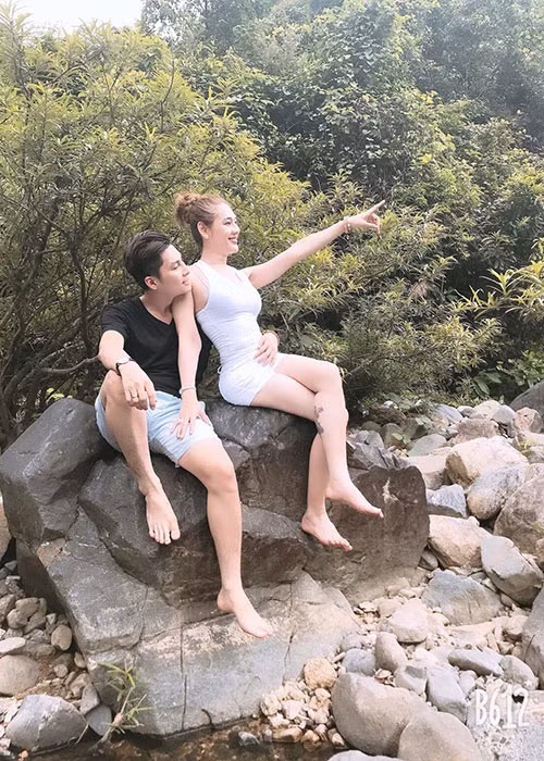 Hình ảnh nữ ca sĩ Lâm Khánh Chi cùng ông xã đi du lịch hâm nóng tình cảm vợ chồng.