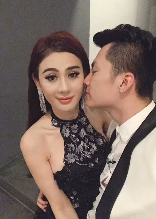 Sau khi kết hôn, nữ ca sĩ chuyển giới được ông xã kém tuổi hết mực cưng chiều.