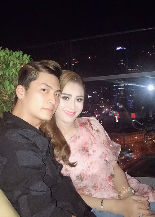 Cặp đôi thường xuyên tạo không khí lãng mạn bên nhau.