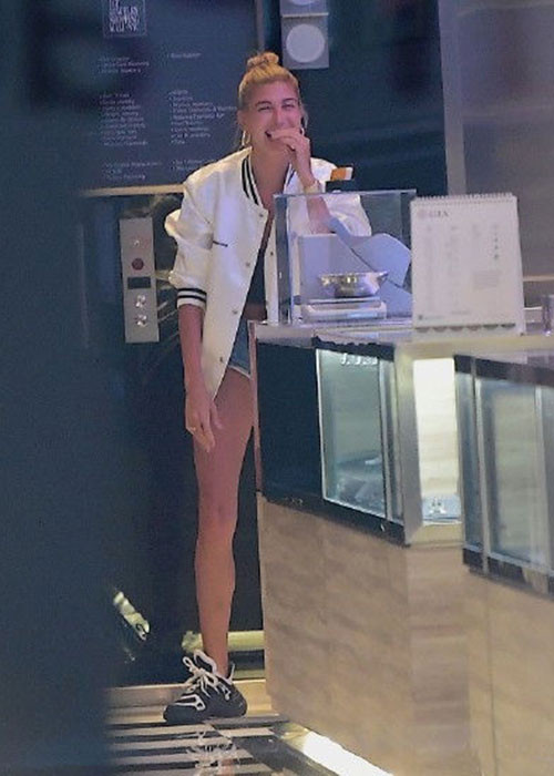 Hailey quen biết Justin từ năm 2009. Năm 2015, hai người chuyển sang hẹn hò nhưng một năm sau đó họ chia tay.