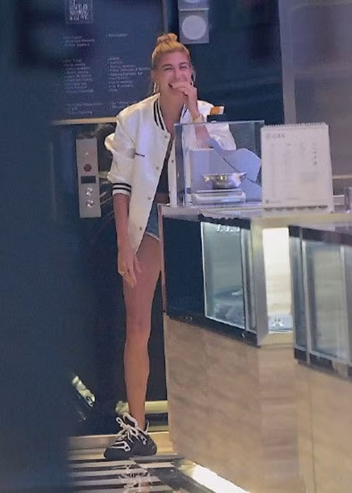 Hailey quen biết Justin từ năm 2009. Năm 2015, hai người chuyển sang hẹn hò nhưng một năm sau đó họ chia tay.