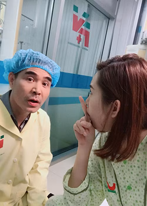 Trên phim trường “Gạo nếp gạo tẻ”, Thúy Ngân và Trung Dũng khá thân thiết. Ảnh: FBNV