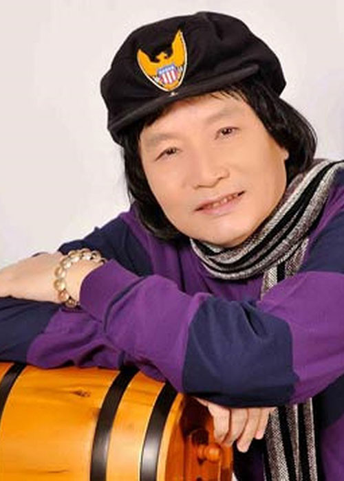 Vào thời kỳ hoàng kim của sự nghiệp, nam nghệ sĩ gạo cội mua được nhà, sắm xe hơi, lập gánh hát. Ông cũng nhận được tình cảm của nhiều fans nữ. Ảnh: PLO