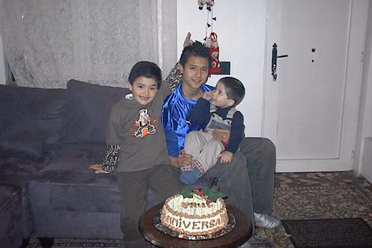 Siêu mẫu Vĩnh Thụy năm 15 tuổi điển trai không kém hiện tại.