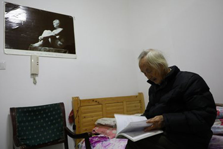 Cụ ông 89 tuổi làm người mẫu khỏa thân cho sinh viên hội họa tại một trường cao đẳng và rất trân trọng các tác phẩm vẽ mình. Ảnh: VOV