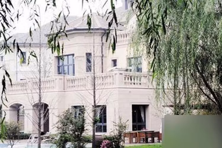 Ngoài ra, Thư Kỳ còn có căn biệt thự nằm trong khu Blue Shoreline Villa cũng rất đặc biệt.