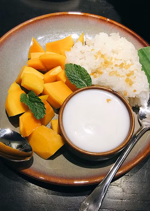 Chilli Thai: Các món ăn của quán được đánh giá là đã nghiêng về khẩu vị Việt nhiều hơn. Một số món ở đây không đến mức cay "xé lưỡi" như các món Thái thông thường, nên những ai không ăn cay được cũng có thể an tâm chọn vài món Thái thưởng thức. Ảnh: @changchichbong, @anna_uyen_xoxo.