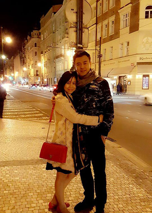 Hình ảnh cặp đôi tình tứ trong một chuyến du lịch nước ngoài.