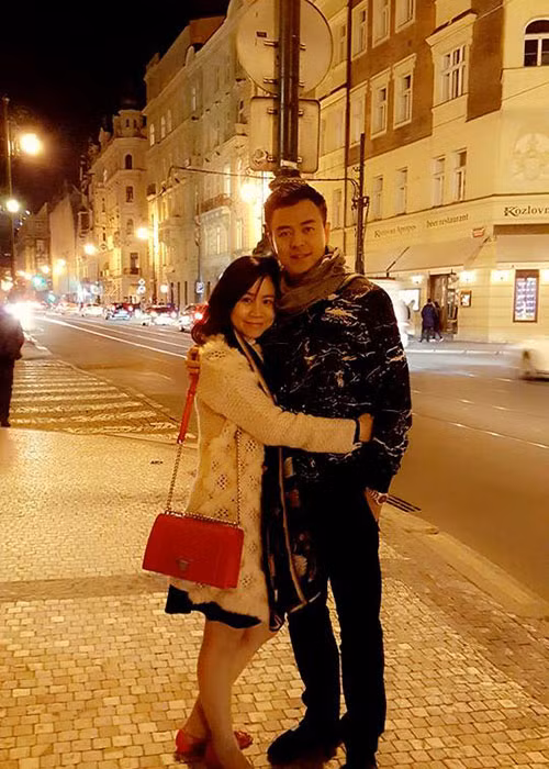 Hình ảnh cặp đôi tình tứ trong một chuyến du lịch nước ngoài.