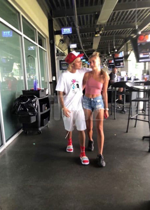 Hậu đính hôn, Justin và Hailey vừa bị bắt gặp cùng nhau đi đánh golf.