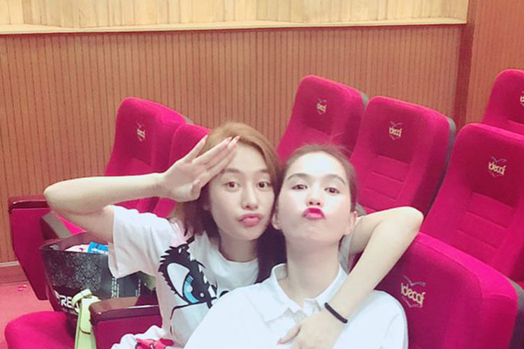 Linh Chi - Ngọc Trinh nhí nhảnh ở hậu trường buổi tập diễn kịch.