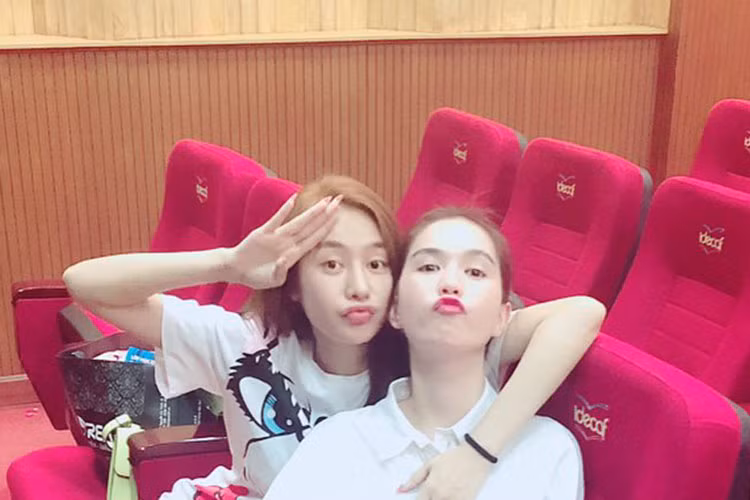 Linh Chi - Ngọc Trinh nhí nhảnh ở hậu trường buổi tập diễn kịch.