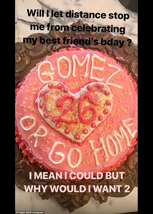 Không thể tham gia tiệc sinh nhật của Selena do bận lưu diễn, Taylor Swift đã làm bánh tặng người bạn thân.