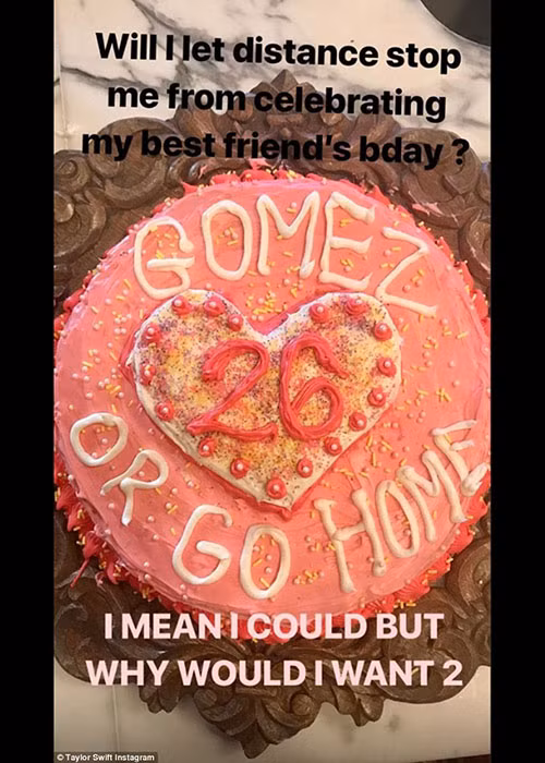 Không thể tham gia tiệc sinh nhật của Selena do bận lưu diễn, Taylor Swift đã làm bánh tặng người bạn thân.
