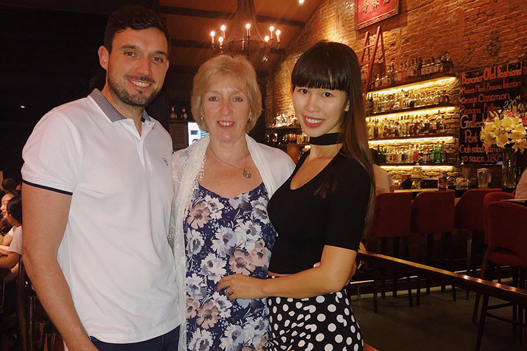 Sinh con mới gần 1 tháng, sao Việt Hà Anh đã đưa mẹ chồng ngoại quốc đi ăn tối với bạn.