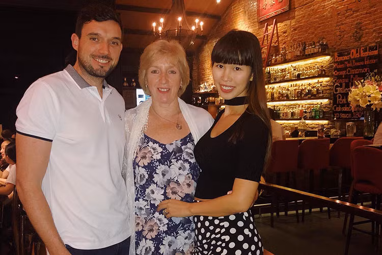 Sinh con mới gần 1 tháng, sao Việt Hà Anh đã đưa mẹ chồng ngoại quốc đi ăn tối với bạn.