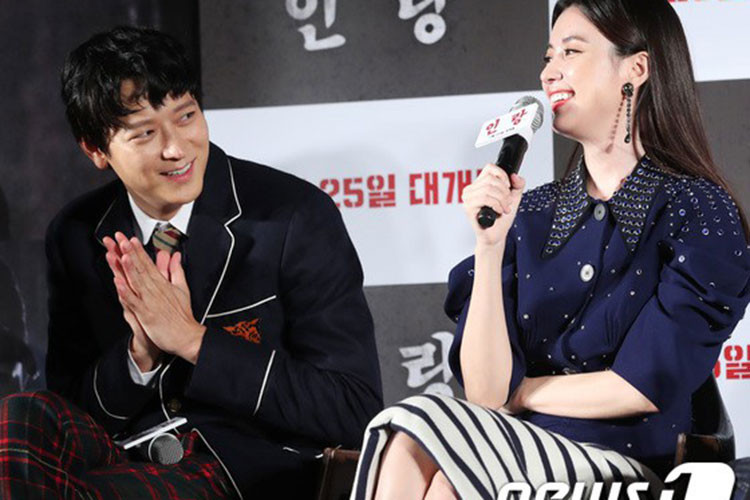 Trò chuyện vui vẻ nhưng hai diễn viên tránh nhìn vào mắt nhau. Ảnh: news1