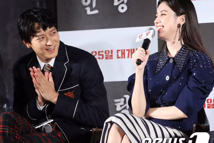 Trò chuyện vui vẻ nhưng hai diễn viên tránh nhìn vào mắt nhau. Ảnh: news1