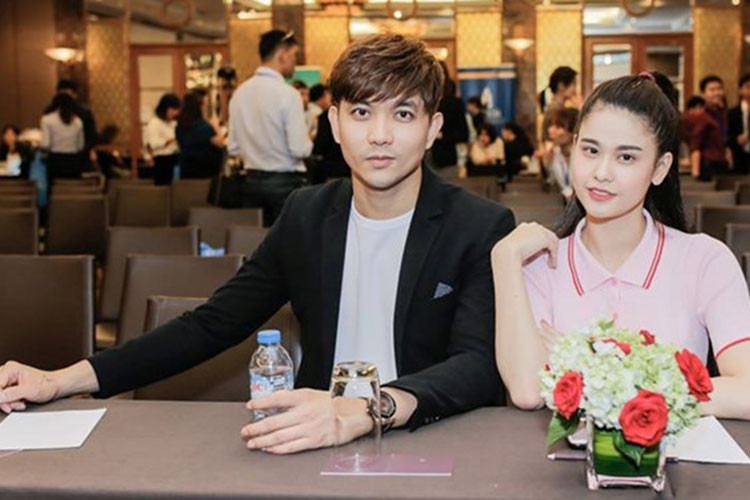 Ngày 25/5/2017, do bận công việc, Trương Quỳnh Anh đến muộn một sự kiện hơn Tim. Ngay khi có mặt, cô chủ động ngồi cạnh chồng. Ảnh: Zing