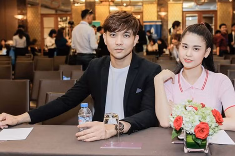 Ngày 25/5/2017, do bận công việc, Trương Quỳnh Anh đến muộn một sự kiện hơn Tim. Ngay khi có mặt, cô chủ động ngồi cạnh chồng. Ảnh: Zing