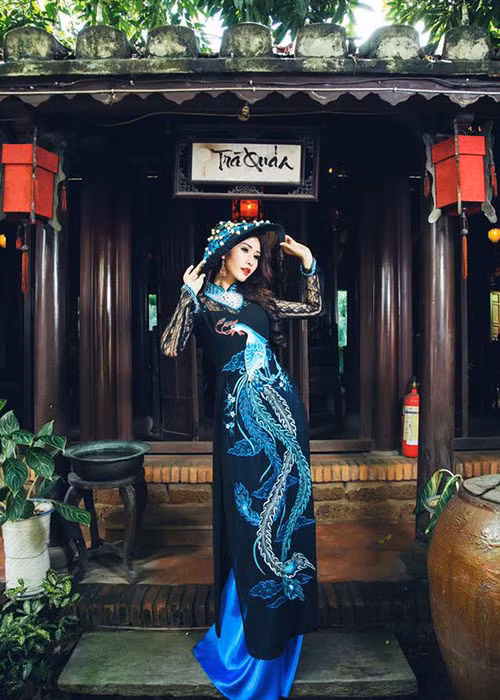 Ngoài công việc làm người mẫu, Chi Nguyễn tỏ ra khá hứng thú với công việc kinh doanh. Cô hiện mở một quán cà phê.