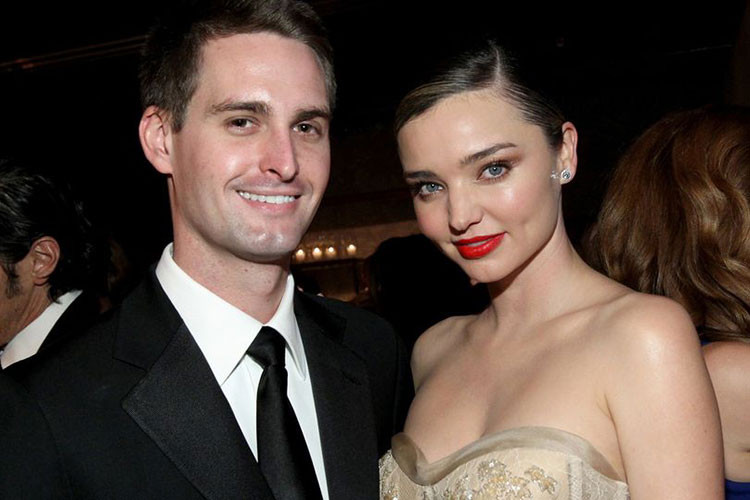Năm 2014, Miranda gặp và yêu doanh nhân công nghệ kém cô 7 tuổi tên Evan Spiegel tại một sự kiện ở New York. Ảnh: Mirror
